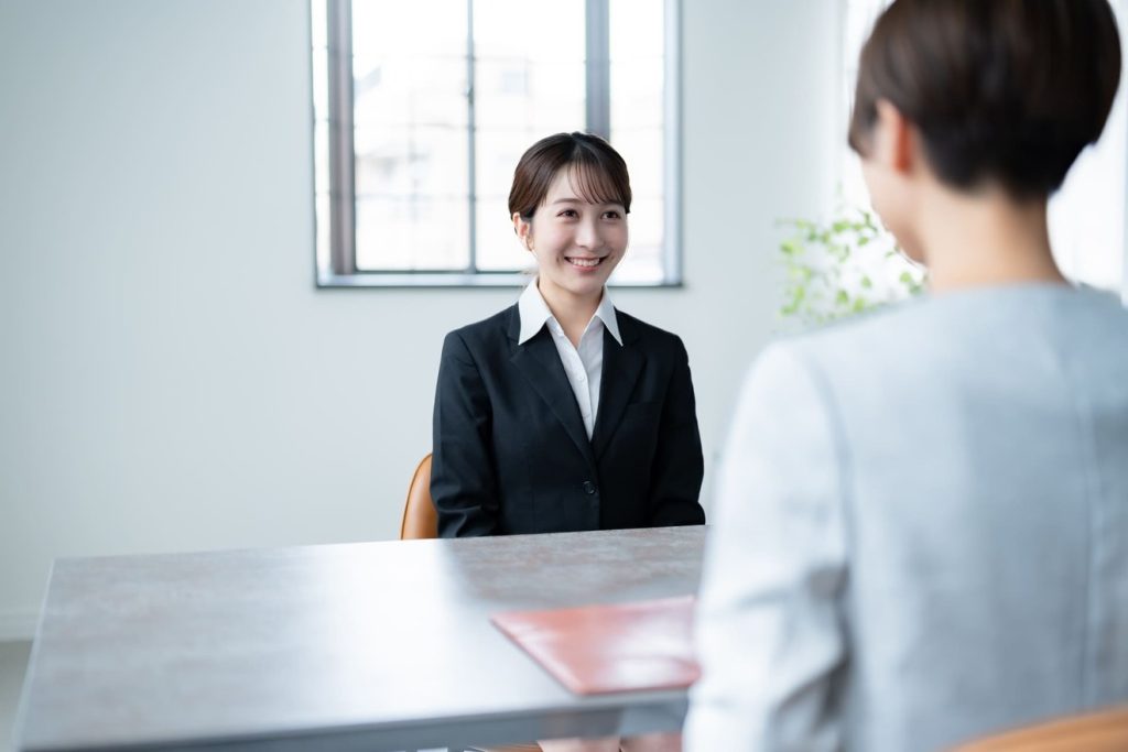 面接でハキハキ答える女性