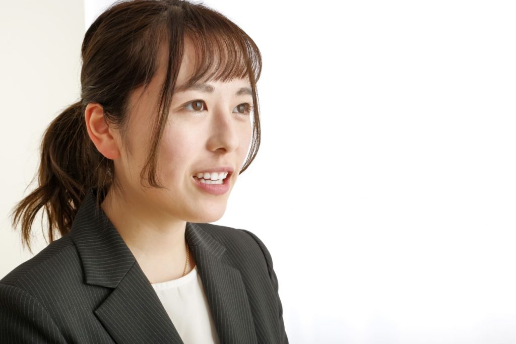 入社日の変更を伝える女性