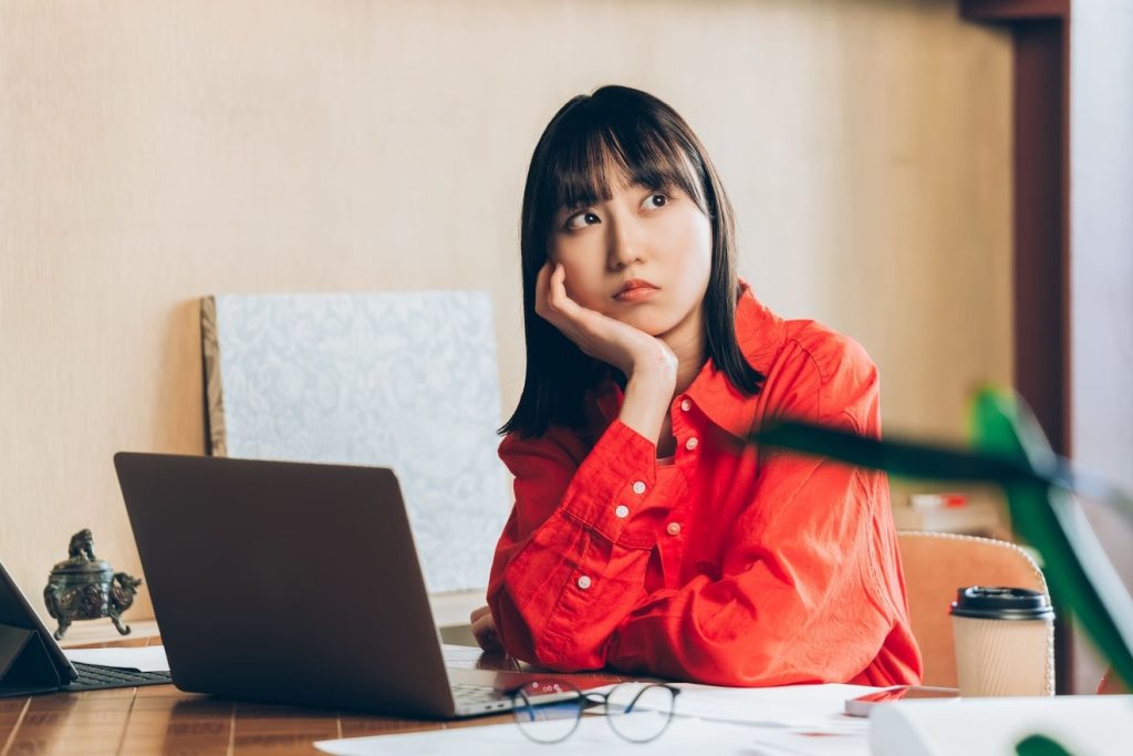 職場で疑問を感じている女性