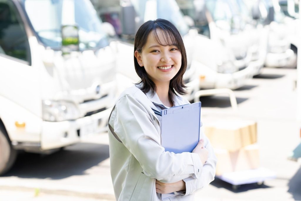 運送業で働く笑顔の女性