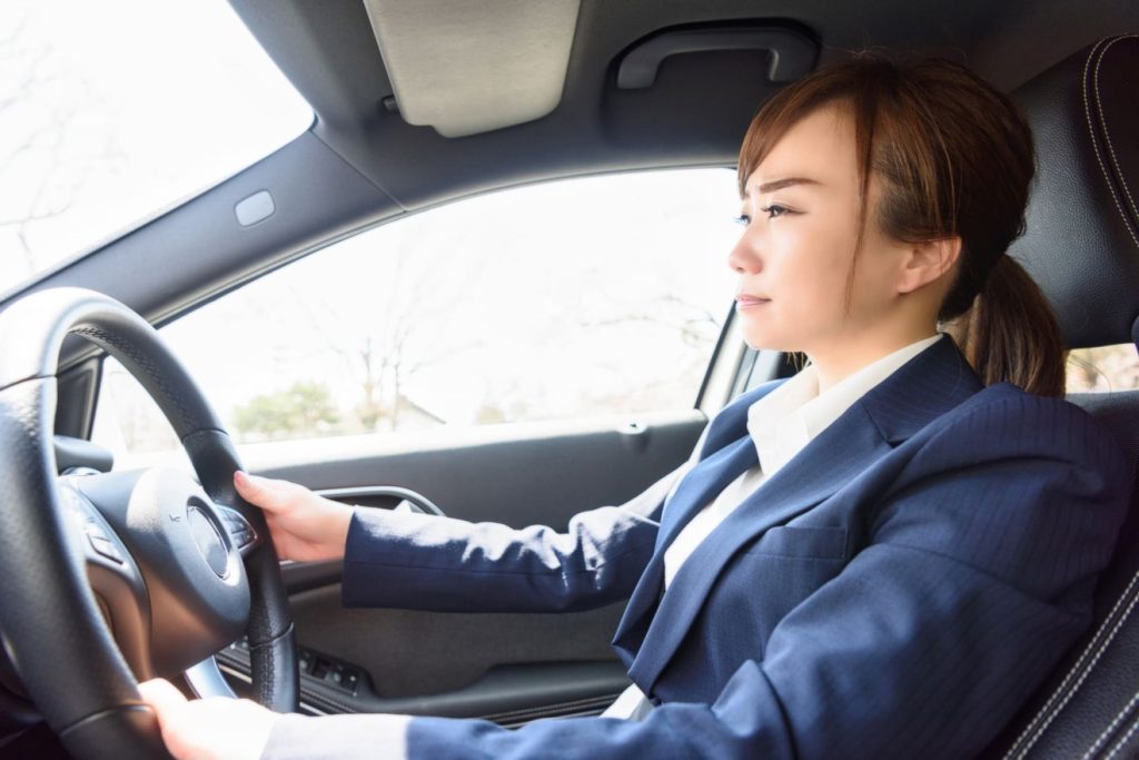 疲れた女性タクシー運転手