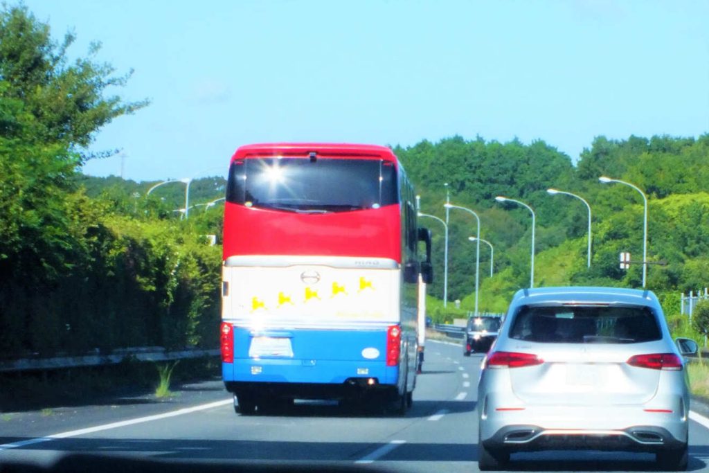 高速道路を走るバス