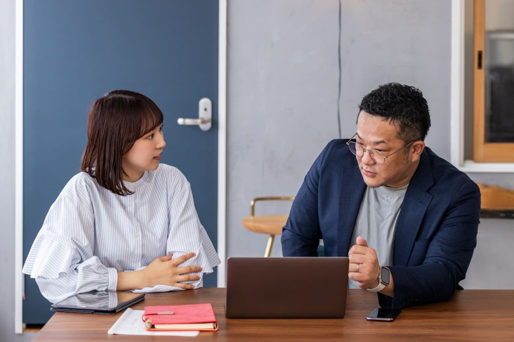 上司に相談する女性