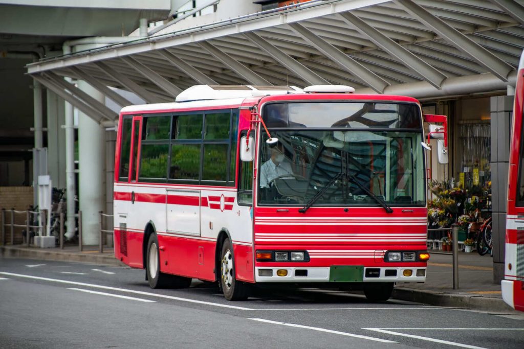 停車しているバス