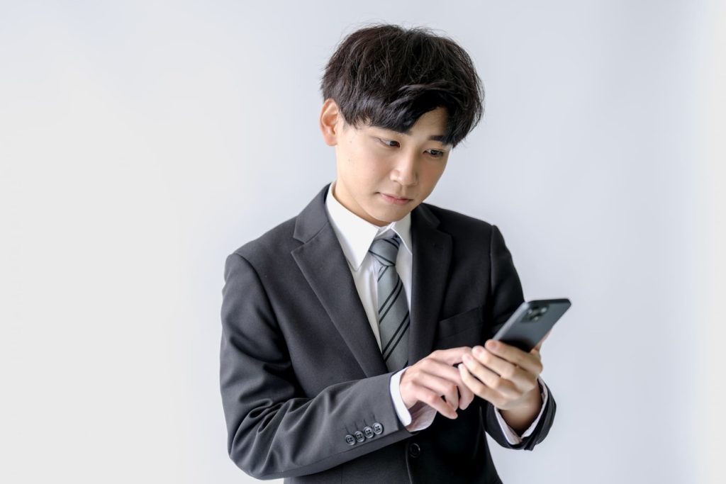 スマートフォンを操作する男性