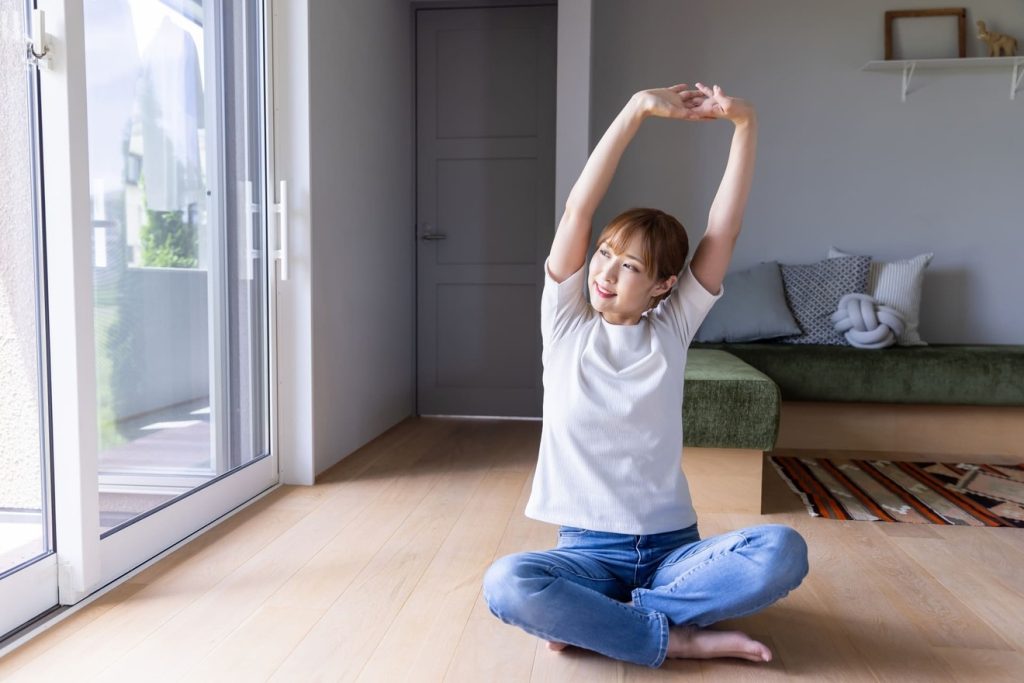 ストレッチして心の整理をする女性