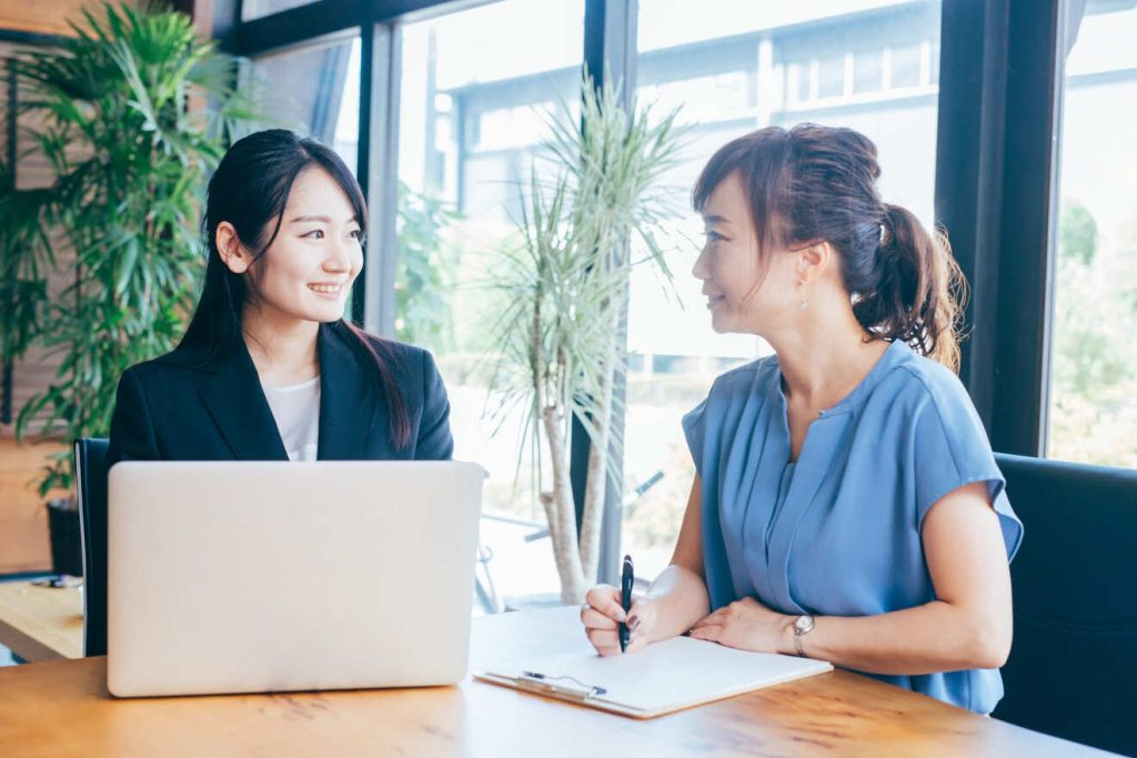 転職先を聞かれる女性