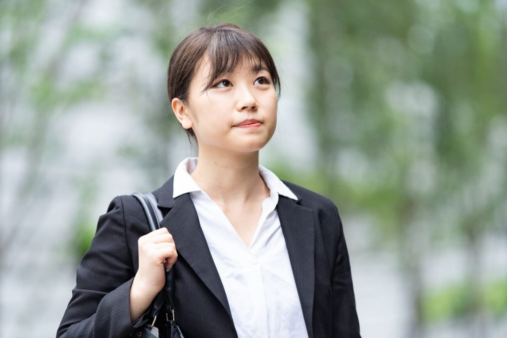 転職活動をする女性