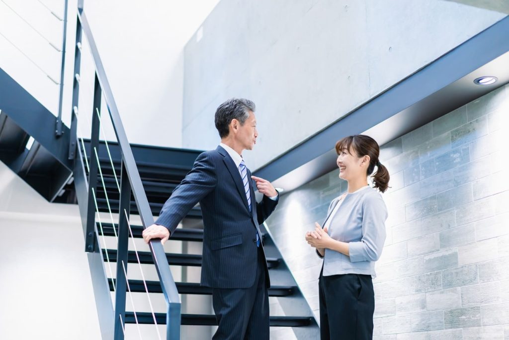 上司と軽く雑談する女性