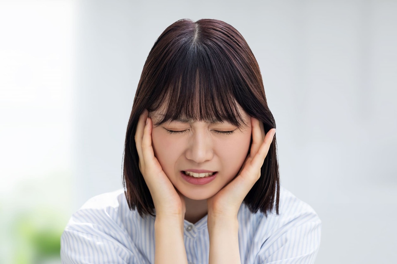 職場で笑い声がうるさい女性にイライラする理由と対処法 | キャリアルーク
