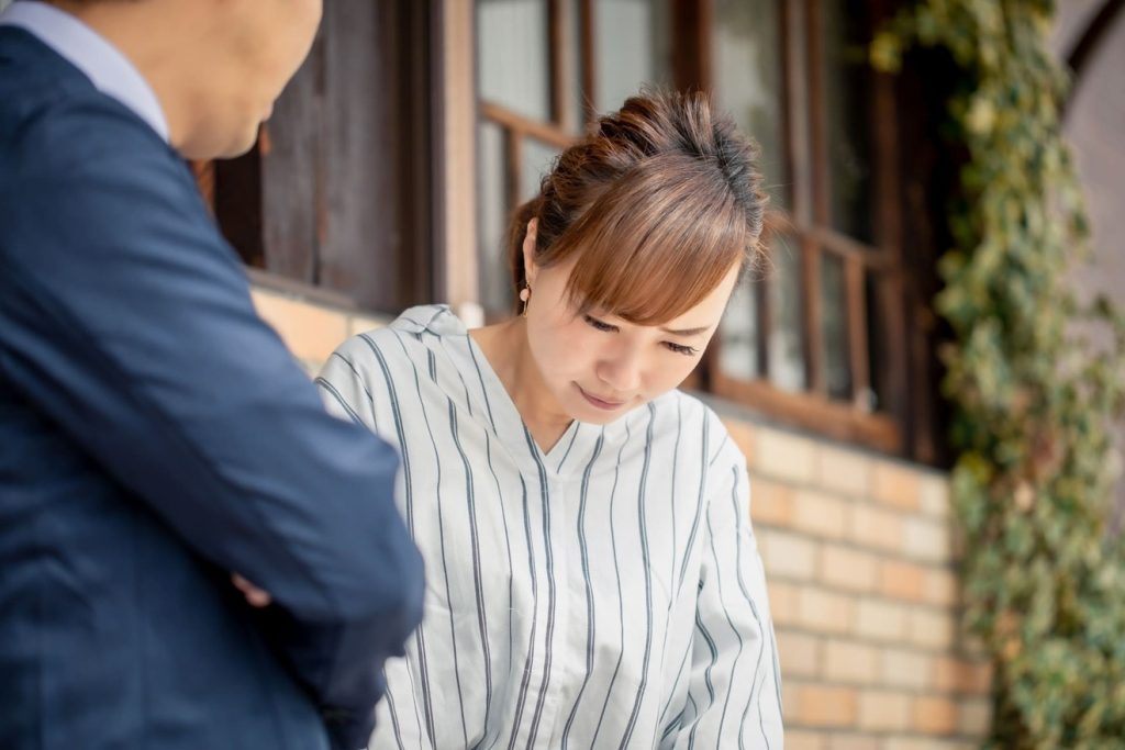 職場で泣く女性へのNG対応