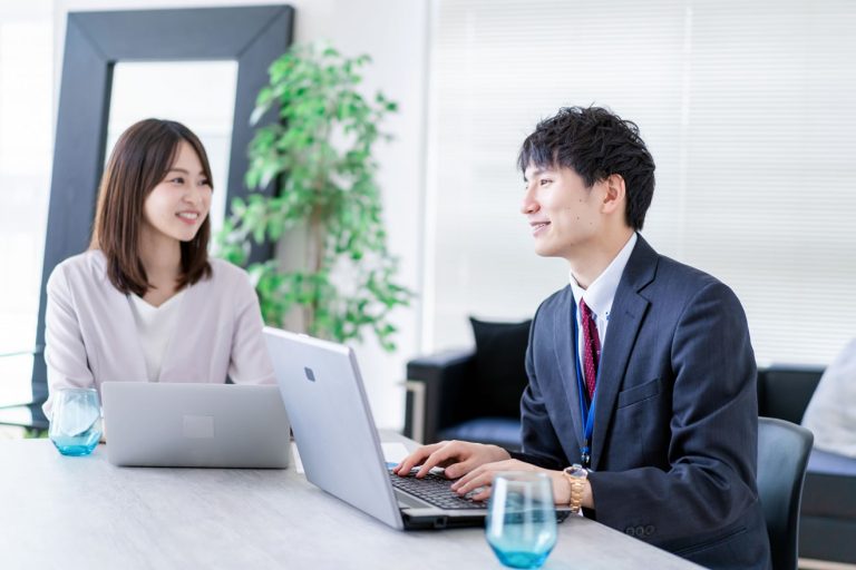 仕事中に私語が多い人の心理とは?ずっとしゃべってる人への対処法 | キャリアルーク