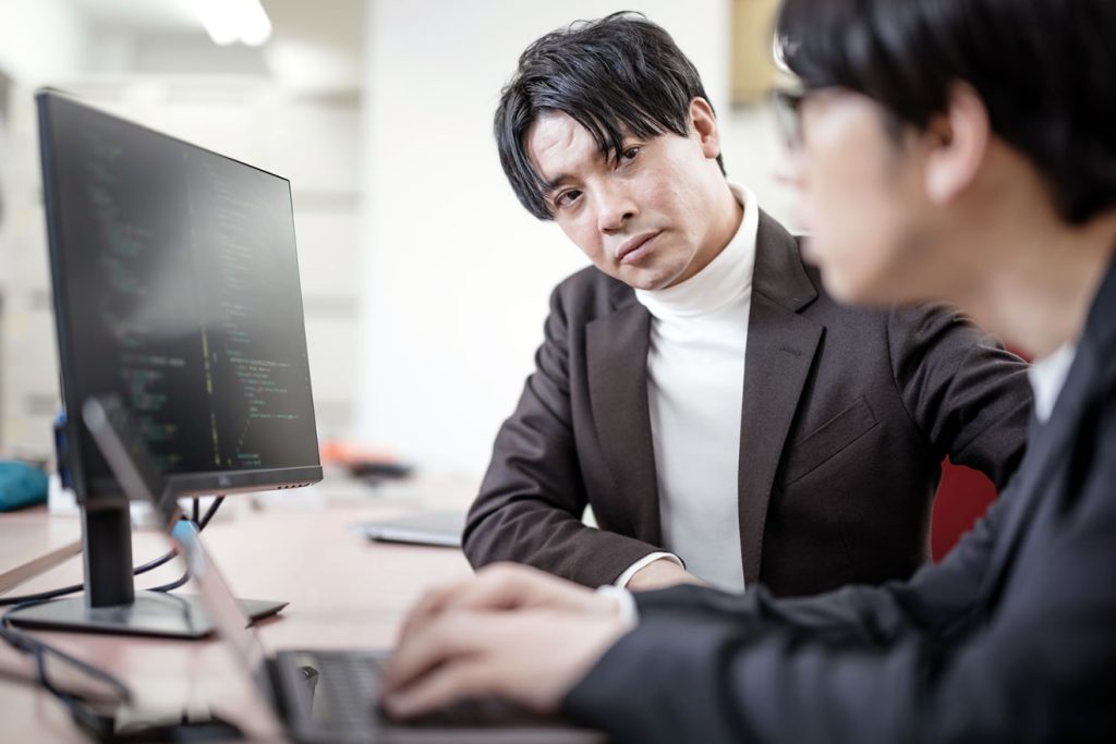 ぶつぶつ言いながら仕事をする人への疑問