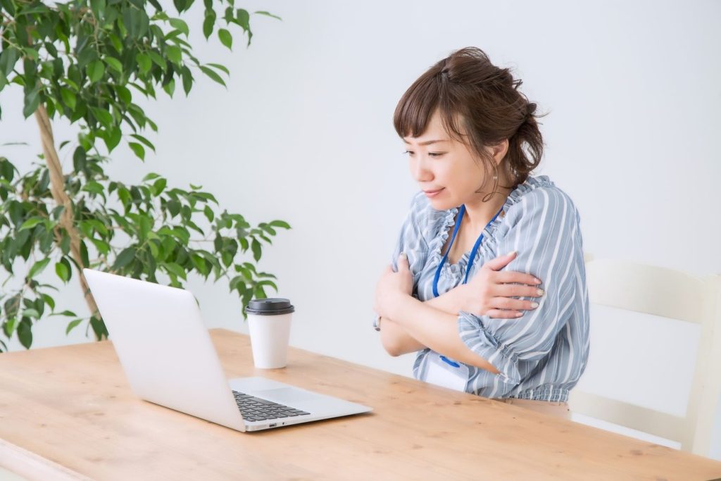 冷房が寒すぎて仕事にならない理由