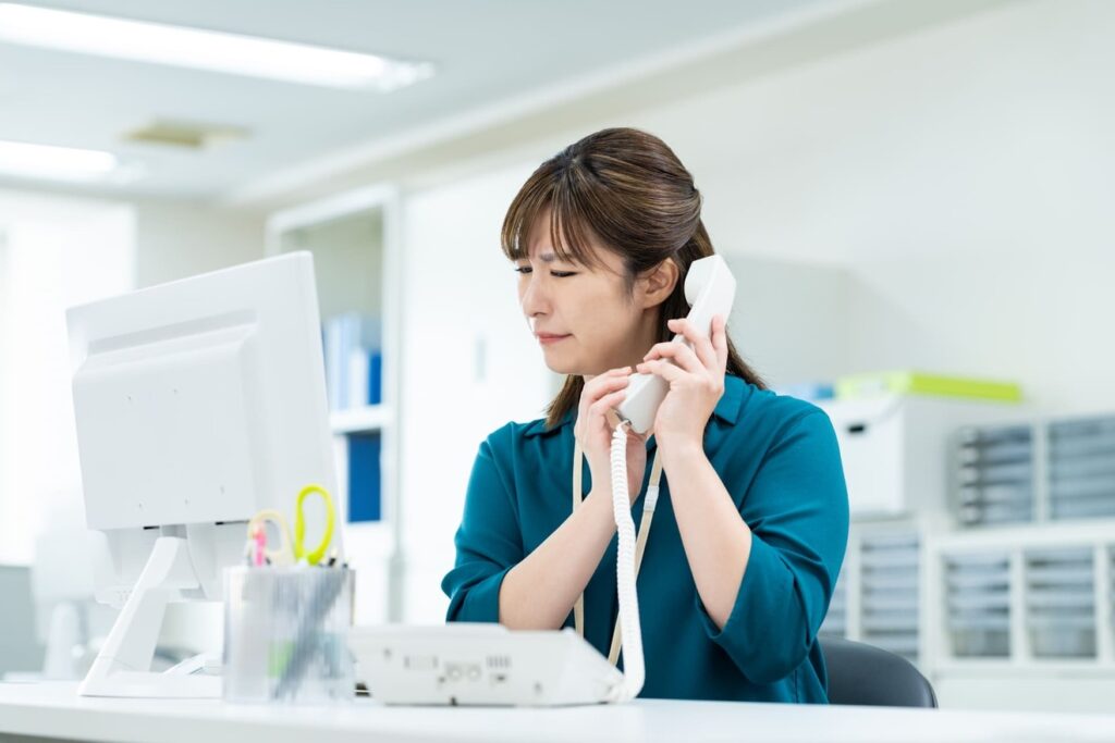職場で昼休みの電話がうざいと思う理由